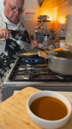 🍲ANTOJITO típico Mexicano “Sopa Azteca” que deben de probar en nuestra bella nación. Hoy les enseño a prepararlo de una forma muy sencilla, desde DORAR las TIRITAS de TORTILLA, hasta el SABROSO CALDO que le da un toque muy especial. INGREDIENTES 👇 Ingredientes: 🌽 ½ kilo de Tortilla 🍅 750 g de Jitomate Saladet 🧅 1 Trozo de Cebolla 🌿 Epazote al gusto 🧄 1 Diente de Ajo 🌶️ 2 Chiles Pasilla 💧 1¼ Litros de Agua ⚫ Pimienta negra molida 🌶️🔥 Chile chipotle al gusto 🛢️ Aceite 🧂 1 cucharada de