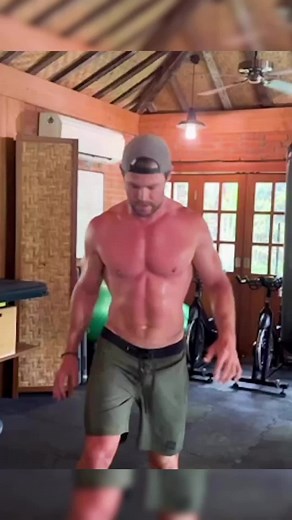 This is Chris Hemsworth's latest core crusher. Will you be giving it a go to carve your own set of Asgardian abs? #coreworkout #abs #chrishemsworth
