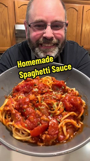 Homemade Spaghetti Sauce ~ A simple weeknight spaghetti sauce that is full of flavor and will fill your Italian craving #spaghettisauce #italianfood #homemadefood #EasyRecipe #comfortfood