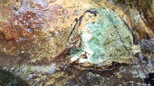 ආසියාවේ එකම නීලරුඩ පාෂාණය නුවරඑලියේද? 😱✨Ravana Era Evidence Found in Nuwara Eliya? 😮 රාවණාරජු සමයේ හනුමා විසින් සීතාදේවියට ප්‍රතිකාර කිරීමට ගෙනා බවට ජනප්‍රවාදයේ සඳහන් වන **නීලරුඩ පාෂාණයේ කොටසක්** මෙහි පතිතවී, ඒ අනුව මෙම නීලරුඩ පාෂාණය ඉදිවූ බව කියවෙනවා… 🔵🪨 විශේෂත්වය නම් — **ආසියා මහද්වීපයේ නීලරුඩ පාෂාණයක් දකින්න ලැබෙන්නේ මෙම ස්ථානයේ පමණයි** කියලා විශ්වාස කරනවා! 🌏✨ මෙය පිහිටා ඇත්තේ අපේ සුන්දර **නුවරඑලිය දිස්ත්‍රික්කයේ** ⛰️❄️ නුවරඑලියේ ඉතිහාසය රාවණාරජු සමය දක්වා දිව යනබව මා මීට කලින් වීඩියෝවක 