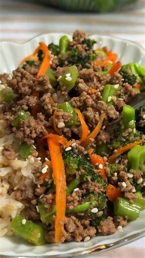Ame Moreno on Instagram: "🥢 Carne molida estilo oriental Porción para 4 personas Ingredientes • 700–800 g de carne molida de res 95/5 (95 % carne magra y 5 % grasa) • 2 tazas de brócoli en floretes • 1 taza zanahoria en juliana • 1 taza de ejotes en trozos • 2 cdas de aceite de ajonjolí o aceite vegetal • 2 dientes de ajo finamente picados • 2 cditas de jengibre fresco rallado Salsa oriental • 4 cdas de salsa de soya baja en sodio • 2 cdas de vinagre de arroz o jugo de limón • 2 cditas de miel