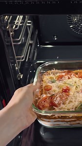 Grâce au four studioLine iQ700, laissez libre cours à votre créativité culinaire. Choisissez parmi cinq niveaux de brunissement différents pour des pizzas parfaitement cuites et des croissants croustillants à souhait. L'appareil photo intégré surveille votre plat et vous recevez une notification sur votre smartphone dès que le niveau de cuisson souhaité est atteint. Ainsi, chaque plat est cuit à la perfection, selon vos préférences. Cuisinez intelligemment grâce à l'intelligence artificielle : h