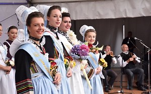 Pont-Aven. La reine des Fleurs d'Ajonc couronnée