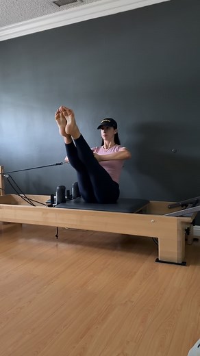 Facing side work in teaser🌶️🥵 Can you transition from double hand grip to single without coming out of the position? #pilates #pilatesinstructor #pilatesreformer #reformerpilates | Cut Pilates