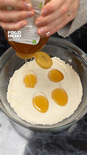 Nobody likes a sticky spoon 😅🍯 #hack #honey #fyp | FOODbible