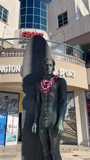 Meet Jeff 🤙 One of our Visitor Experience Specialists and the guide behind our Huntington Beach Downtown Walking Tours 🚶☀️ Learn the stories behind iconic landmarks like the Duke Kahanamoku statue (Maximus Decimus Meridius) and explore Huntington Beach history in a fun way! 😎 📆 Saturday, February 7 at 10AM 📍 Downtown Huntington Beach ⏰ 10AM - 12PM 🍺 Enjoy a complimentary drink at the Longboard Restaurant and Pub so stay for lunch! 🎟️ Get tickets for the upcoming walking tour or future one