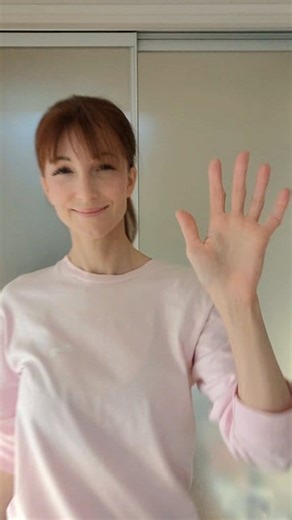 Thanks to everyone who guessed the colour of my kimono yesterday🙏🏻 What do you think? The kimono and obi were chosen for me by the people from the Tourism Bureau and City Council. They liked the deep pink colour with a green obi as it was very vibrant against the backdrop of the historic buildings in the area. I originally thought it was *just* a flower motif on the kimono but on closer inspection each petal is actually the shape of the bottom of a tabi (Japanese socks 足袋). In it's heyday Gyod