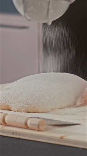 83K views · 228 reactions | Das Formen gibt deinem Brot Struktur und Kraft. Spannung aufbauen, ohne zu viel Druck, das ist die Kunst. Mit ein paar Handgriffen gelingt’s jedes Mal besser. #7hauben #Teigformen #Brotbacken #BackenLernen #WissenDasSchmeckt | 7hauben | Facebook