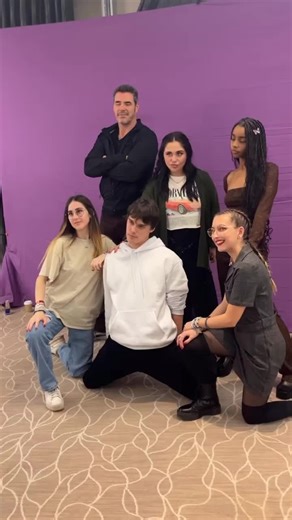 Mitchell Hope en Fotos con Fans y Actores