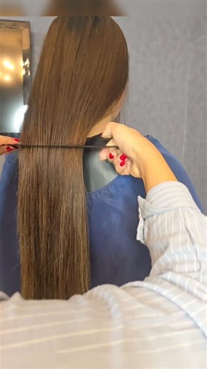 ‎شیما بابایی | آموزش و خدمات کوتاهی مو‎ on Instagram‎: "برای کوتاهی‌های خطی با ماشین، بهترین روش این است که شونه را طوری بگیرید که دندانه‌ها به سمت خودتان باشند تا شونه داخل مو گیر کند. زمانی که شونه به مو گیر کرد، به راحتی می‌توانید آن را تنظیم کرده و سپس موهای زیر شونه را با تریمر تمیز کنید. پس فراموش نکنید که دندانه‌های شونه به سمت خودتان باشد. این، کلید اصلی این کوتاهی است. #کوتاهی_تخصصی_مشهد #کوتاهیمومشهد #کوتاهی_شیمابابایی #آموزش_کوتاهی_مشهد"‎