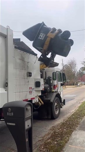 Kenworth python #wastemanagement #kenworth #sideloader #garbagetruck #wastemanagement