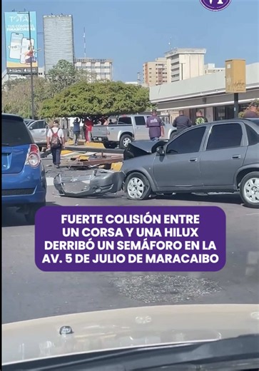 APARATOSO ACCIDENTE EN LA CALLE 77 🚨 Una fuerte colisión entre un vehículo Chevrolet, modelo Corsa, y una camioneta Toyota, modelo Hilux, se registró la tarde de este jueves 16 de julio en la intersección de la calle 77 (5 de Julio) con la avenida 9B, frente al antiguo Bingo Maracaibo, en el oeste de la capital zuliana. El impacto provocó daños de consideración en ambos vehículos y ocasionó la caída de un semáforo de la intersección. De acuerdo con usuarios que presenciaron el accidente, el Cor
