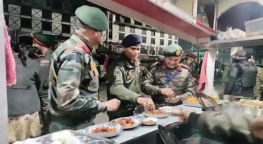 334K views · 34K reactions | Food Vlog Ft. Indian Army 襤 Indian Army and J&K Police top brass including Northern Army Commander, Chinar Corps Commander and IGP Kashmir enjoy local snacks with all smiles with a local Kashmiri street vendor at Lalchowk. Welcome to Naya Kashmir. #IndianArmy #Kashmir | Defence Squad | Facebook