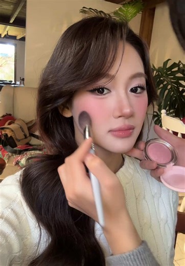 Hướng dẫn đánh má hồng hoàn hảo cho cô dâu