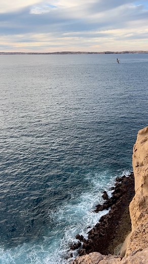 Who knows where this is? 😁 hint: Western Australia and there’s a famous sign nearby! #aussiedestinationsunknown #travelwesternaustralia #travelcouple | Aussie Destinations Unknown