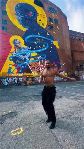 Maximyliano dancing to the rhythm of the Estação Primeira de Mangueira samba school 💚🩷