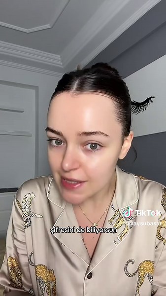 Selin🪽🪽 sizce Selin mi haklı Mehmet mi? #makeup #story #storytime #skincare Ürünler: @Lancôme Hydra Zen Anti Stress Glow Likit Nemlendirici & Lash Maskara @Benefit Cosmetics 24-hr Brow Setter & Glow La La Pudra Aydınlatıcı @maccosmetics Studio Fix Fluid Fondöten @Estée Lauder Double Wear Stay-in-Place Concealer & Pure Color Melt-On Glosstick @nyxcosmetics_tr Buttermelt Bronzer @Rare Beauty Soft Pinch Likit Allık - Encourage