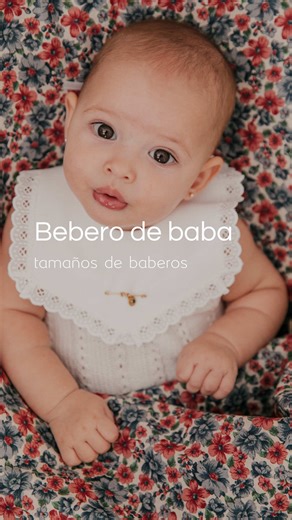 Hoy hablamos de baberos💛 Después de enseñaros ayer el salvababas de hombro, hoy es el turno de nuestros baberos impermeabilizados, disponibles en distintos tamaños y formas. Muchas veces nos preguntáis cuál es el tamaño ideal, y la respuesta es sencilla: depende del bebé y de la etapa en la que se encuentre. Hoy contamos con Álvarito para enseñaros algunos de los modelos de baberos que tenemos en @naitnaitkids. Nuestro pequeño modelo estuvo la mar de a gusto, envuelto en la toalla de bebé, que 