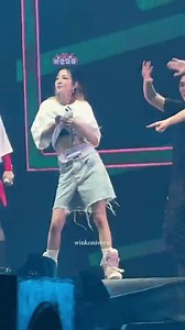 Dara went wild at 2NE1's Day 2 concert in Manila! 💗🔥 | 2NE1 Updates