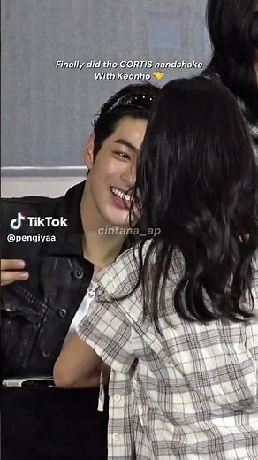 Keonho doing the CORTIS handshake (she's lucky🥰) #cortis #keonho #shorts #kpop