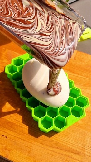 Soso cuisine moi on Instagram: "TECHNIQUE DE MARBRAGE CANON !!! #patisserie #chocolat #marbre #cuisine #technique #recette #caramel #tiramisu (C'est un repost, les nouvelles recettes arrivent très vite soyez prêts !!!)"