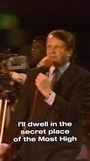 Remembering Evangelist Reinhard Bonnke preaching, "That's why I'm no more afraid of the devil!" #ReinhardBonnke #HePreachedJesus #LivingALifeOfFire | L'évangéliste Reinhard Bonnke - En Français