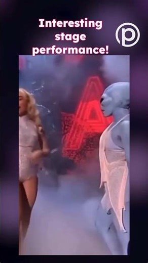 Sabrina Carpenter's alien kiss: Was it art, or did she just get abducted? 👽 #SabrinaCarpenter