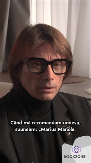 Cine ești tu când nu mai poți spune „Sunt actor”? Când mă recomandam undeva, spuneam: „Marius Manole. Sunt actor”. Atât știam să spun despre mine. Iar în secunda în care tu mi-ai luat meseria, eu nu mai eram nimic, nu mai rămăsese nimic din mine. Și a fost și conștientizarea faptului că am trăit cu frică 25 de ani, ceea ce… n-am înțeles de ce am făcut asta, de ce mi-a fost atât de frică, cui îi datorăm ce? Eu nu datorez nimic nimănui. Și totuși, mie mi-era frică încontinuu. Și am avut nevoie de 