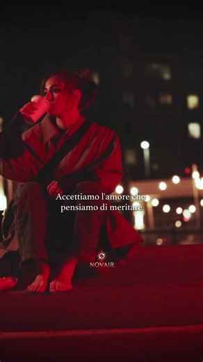 Ci abituiamo a tutto. Anche a stare male. Anche a ricevere poco. Anche a sentirci “quasi” scelti. E il problema non è l’altro. Il problema è quanto, in fondo, pensi di meritare. Perché quando non ti riconosci davvero, quando non ti rispetti fino in fondo, inizi a tollerare cose che non dovrebbero nemmeno sfiorarti. E lo chiami amore. Ma spesso è solo paura di restare da solo. La verità è che non perdi nessuno quando inizi a volerti bene. Semplicemente smetti di restare dove non sei visto davvero