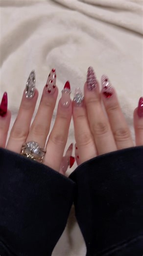New nail❤️ バレンタインも近いからハートを沢山散りばめたレッドバレンタインネイル 勉強の都合で右手はペン持てるギリギリの長さで長さだししてるから短い、 #ジェルネイル #セルフネイル #キラキラネイル #マグネットネイル #ちゅるんネイル #ツイードネイル #ハートネイル #ワンホンネイル #ビジューネイル #きらかわ #赤ネイル #ガーリーネイル #バレンタインネイル