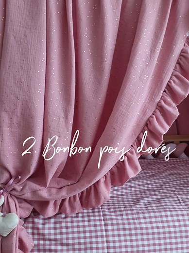 Lequel vous préférez ? Même déco, juste le ciel de lit qui change, poudré, bonbon à pois dorés, ou terracotta à pois dorés ? Tous sont sur un thème poudré, marsala et vichy rose (tresse de lit, tapis tressés, parrure/drap, range doudou et coussins), et les ciels de lit cabane sont les modèle A double ou intégral, avec froufrou. C'est à la fois girly, mais pas trop, doux et différent de ce que l'on vois d'habitude 💕 #tourdelit #matelastressé #chambredenfant #inspiration #deco