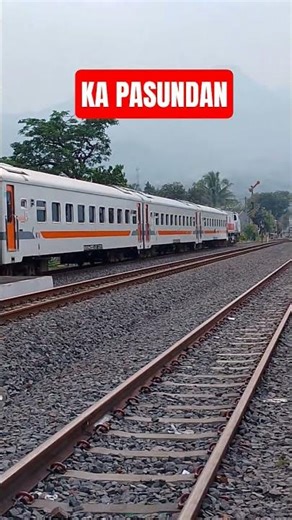 KERETA API PASUNDAN MENUNGGU PERSILANGAN#keretaapi #kapasundan #keretaapiindonesi