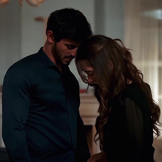 He was taking full advantage right here hahahahah #arafta #ateskarahan #mercan #araftadizi #emingunenc