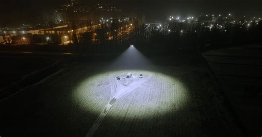 Fliegendes Flutlicht: Freefly Flying Sun 1000 - 300.000 Lumen helle Lichtdrohne macht die Nacht zum Tag