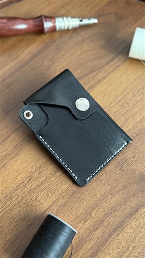 Dravo — precision in every fold. A handcrafted leather wallet defined by its angular flap design, polished metal snap closure, and reinforced contrast stitching. Compact yet structured, Dravo delivers secure storage with a bold, modern edge. Built for everyday efficiency. Designed to age with character. درافو — دقة في كل انحناءة. محفظة جلدية مصنوعة يدويًا بتصميم غطاء هندسي مميز، وزر معدني لامع، وخياطة متباينة تعزز المتانة والحضور العصري. 📍 Handmade in Dubai ✉️ WhatsApp 054 470 4959 #Handcrafted