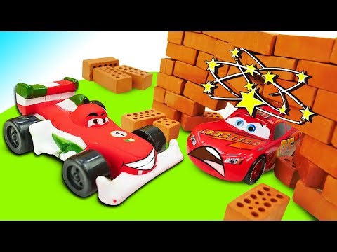 Pourquoi Flash McQueen poursuit Francesco? Course de voitures pour enfants. Jeux avec jouets.