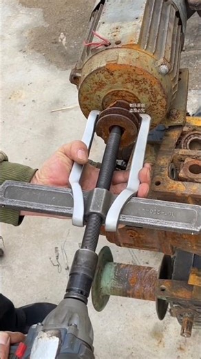 two-jaw gear puller tool designed to remove components like gears, pulleys, and bearings from shafts
