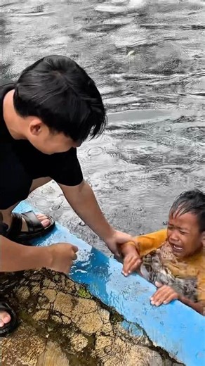 Mr. Faruq was cold while bathing in the spring #villagechild #davidsunairi #comedy #spring