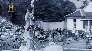 118K views · 2.4K reactions | Quando Robert Wadlow nasceu em Illinois, em 1918, ele inicialmente se parecia com qualquer outro bebê, mas seus pais logo notaram algo incomum. Aos 8 anos já tinha 1,80 metros de altura, superando a altura do próprio pai.​ ​ Não perca os novos episódios de #Inacreditável com Dan Aykroyd no #History. Sábados, às 23:05. | HISTORY | Facebook