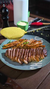 Essa mostarda defumada turbina o churrasco!Ingredientes:500g de contra filé 200g de creme de leite100g de mostarda 50g de queijo provolone ralado. Hoje foi dia de caprichar no churrasco por aqui! E se você quiser fazer bonito também, corre no perfil da Tramontina que tem muita coisa boa por lá!Aproveitem seu churrasco com os acessórios corretos e sintam o efeito Tramontina na sua vida!Preparo:Dica para não errar no ponto da carne no seu churrasco: Corte bifes finos com um dedo de espessura para 