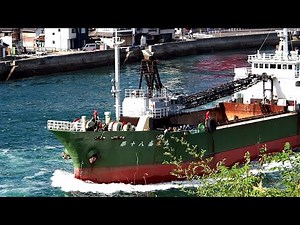 音戸の瀬戸を行き交う船(2022/10/12)堂々たる貫禄のガット船「第十八盛栄丸」（姫路船籍）とスーパージェット「道後」A boat that crosses the Seto of Ondo