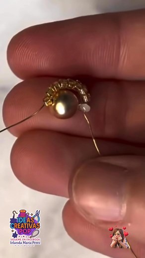 ✨ Beaded Angel – Ángel de Chaquira ✨ ⸻ 🔹 Materiales – Materials (ES–EN en una sola línea) • Chaquira blanca #11/0 – White seed beads #11/0 • Chaquira plateada #11/0 – Silver seed beads #11/0 • Perla dorada grande para la cabeza – Large gold pearl bead for the head • Chaquira dorada para el halo – Gold seed beads for the halo • Hilo nylon o alambre calibre 28 – Nylon thread or wire gauge 28 • Tijeras y encendedor – Scissors and lighter ⸻ 🔹 Procedimiento – Procedure (ES–EN en una sola línea) • F