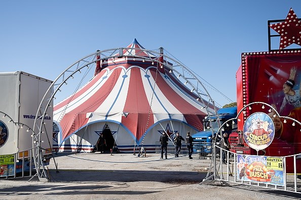 Trapeze artist falls and dies during live performance