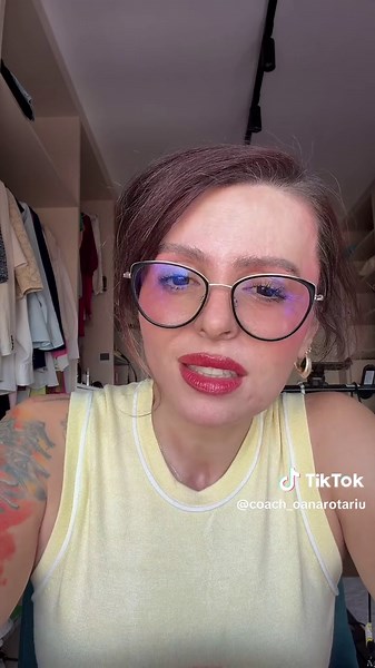 Sunt momente în care încercăm să mergem mai departe ca și cum nimic nu s-ar fi întâmplat. Ne ocupăm de lucruri, ne distragem, ne convingem că am trecut peste. Dar ceea ce nu este privit cu adevărat nu pleacă. Rămâne prezent în felul în care gândim, reacționăm, în tensiunea pe care o simțim fără să știm exact de unde vine. La un moment dat, viața ne pune din nou față în față cu acea parte din noi. Nu ca să ne pedepsească, ci ca să ne invite să o înțelegem. Uneori, tocmai de acolo începe schimbare