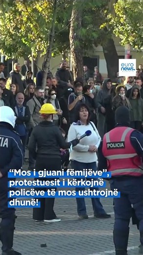 “Mos i gjuani fëmijëve”, protestuesit i kërkojnë policëve të mos ushtrojnë dhunë!