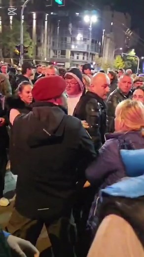Ne izgleda mi da ovde majka žali sina .. Pre bih rekla da se kuje neki rđav plan.. Kako se vama čini? 🤔 #srbija #stopblokadama #dijana #mišljenje