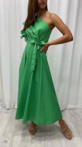 Far OUTTTTTT. The Hawaii Dress is amazing!! Perfect for a special event or gorgeous paired with sandals. SO versatile, with 100% cotton material that drapes beautifully. Kym's an 8, wearing an 8 and 175cm tall. STUNNING. x x Shop HERE: vineapparel.com/products/hawaii-dress | Vine Apparel