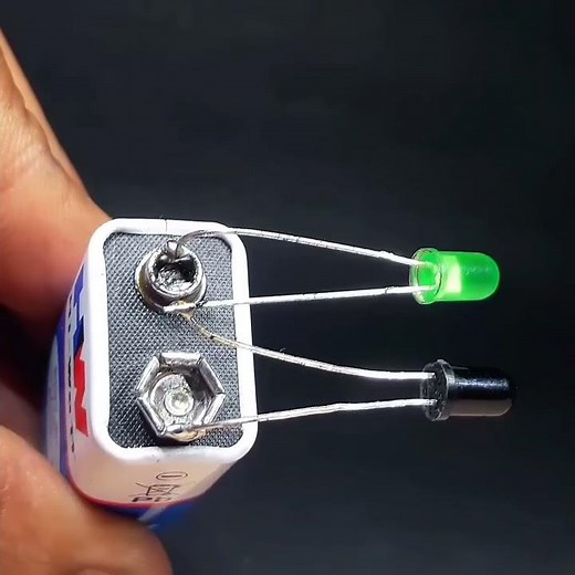 simple sensor project / simple circuit electronics / hw battery / led light / IR sensor