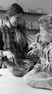 Pas besoin de dire grand chose… 🫶🏻 La cuisine est clairement un bonheur, un vecteur de partage et de joie ! C’est ce qui a inspiré Angèle a créer cette gamme d’épicerie : créer, faire & expérimenter avec ses enfants. Donner à votre tour le sourire à votre mamannnnn avec nos kit à faire ensemble ❤️ Cette année on propose une jolie box pour un cadeau parfait et emballée, signé à la main par Angèle 👉🏻 à retrouver sur notre site et en lien dans la bio #laguinguettedangele #fêtedesmères #cuisinee