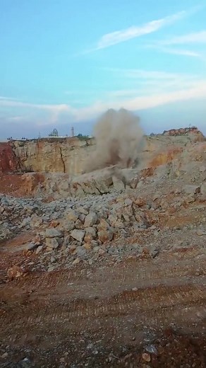 Use Rilon-CO2 rock blasting equipment to mine large areas of rock #mining #drillingandblasting #rockblasting #co2rockblasting #rilonmachine #gasblasting